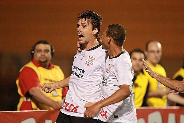 Corinthians derrota o Inter por 1 a 0 pelo Campeonato Brasileiro e sobe para o nono lugar