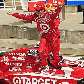 Scott Dixon sobe no carro para comemorar a vitória na etapa do Kansas (oval) da Fórmula Indy Scott Dixon sobe no carro para comemorar a vitória na etapa do Kansas (oval) da Fórmula Indy