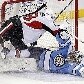 Jesse Winchester, do Ottawa Senators, tromba com o goleiro Marc-Andre Fleury, do Pittsburgh Penguins