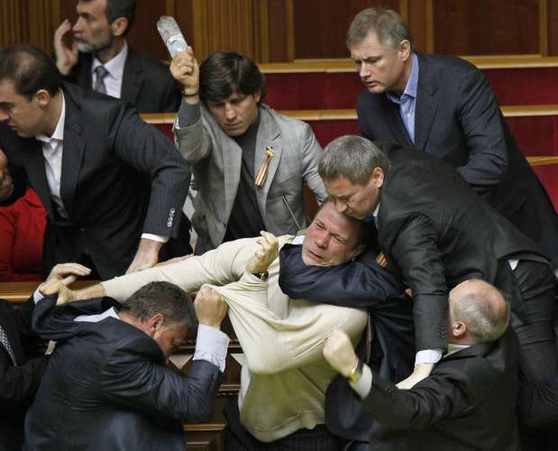 Briga entre ucranianos da oposição e pro presidenciais no parlamento de Kiev, Ucrânia
