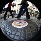 Bueiro com adesivo na esquina da rua Assembléia com Rio Branco, no centro do Rio