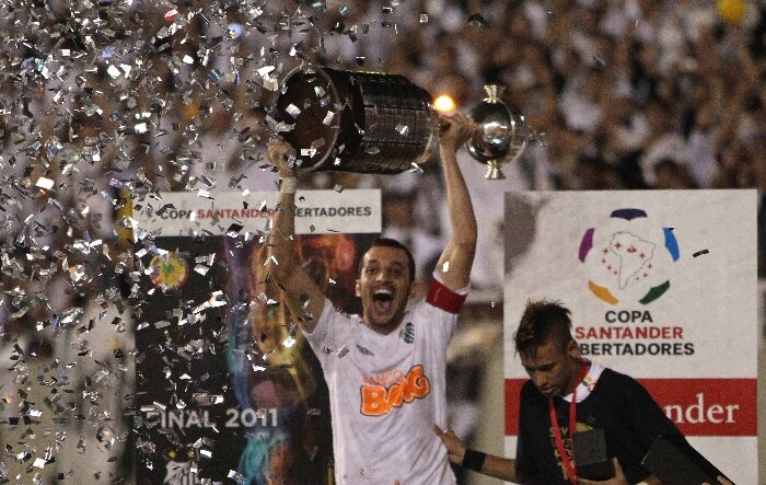 Ao lado de Neymar, Edu Dracena, do Santos, ergue a taça de campeão da Copa Libertadores 2011