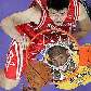 Kobe Bryant, dos Lakers, tenta a cesta contra Yao Ming, dos Rockets