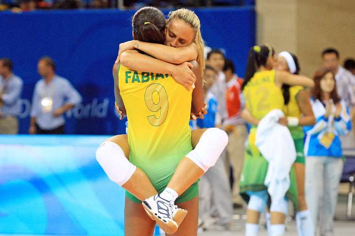 Fabiana abraça a líbero Fabi no fim do jogo 