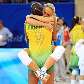 Fabiana abraça a líbero Fabi no fim do jogo 