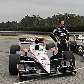 Hélio Castroneves posa com o novo layout dos carros da Penske para 2010 na Fórmula Indy Hélio Castroneves posa com o novo layout dos carros da Penske para 2010 na Fórmula Indy