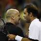 Sampras cumprimenta Agassi após superar o rival em jogo-exibição