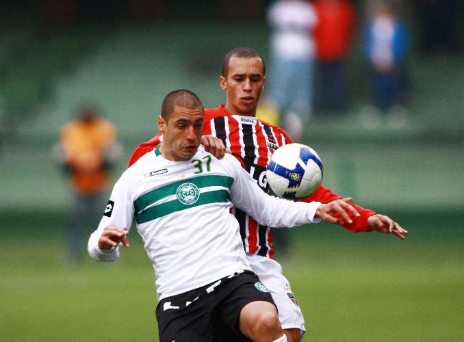 Ariel e Miranda disputam bola na vitória do Coritiba sobre o São Paulo