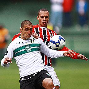 Coritiba vence por 2 a 0 o S&atilde;o Paulo e encosta na tabela