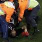 Seguranças tentam retirar o invasor de perto da Taça