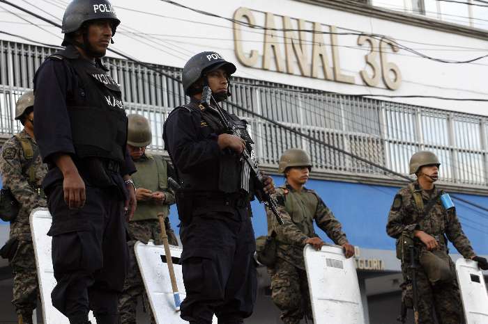 Polícia e Exército cercam o Canal 36, conhecido por TV Cholusat Sur, em Tegucigalpa