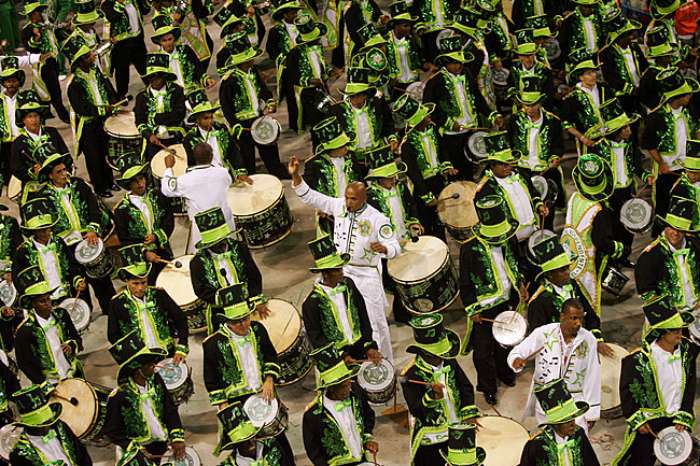 Bateria da Mocidade Independente durante desfile no Rio