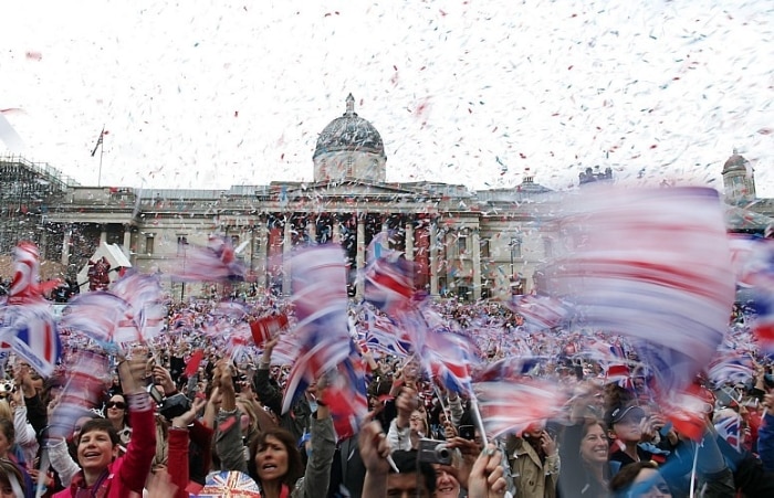População britânica comemora o casamento real pelas ruas de Londres