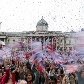 População britânica comemora o casamento real pelas ruas de Londres
