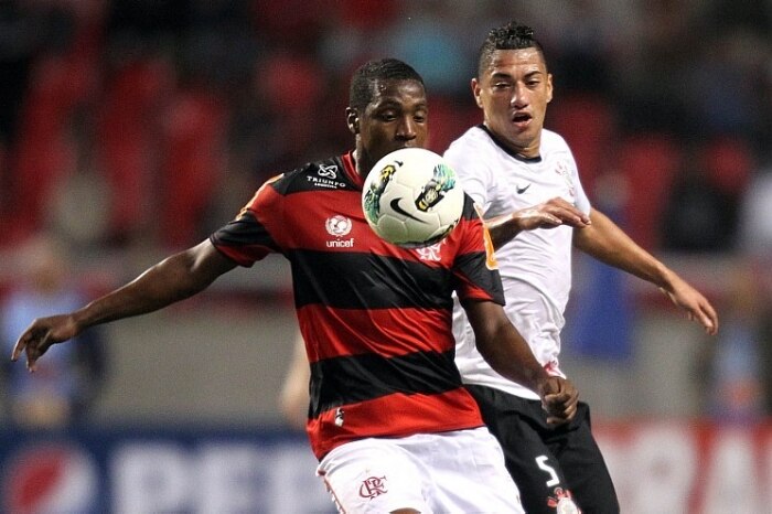 Corinthians esmaga Flamengo por 3 a 0