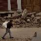 Homem passa por uma igreja destruída pelo terremoto de sábado em Constitucíon, Chile