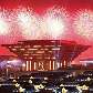 Fogos de artifício sobre o Pavilhão da China enquanto milhões de turistas assistem ao espetáculo Fogos de artifício sobre o Pavilhão da China enquanto milhões de turistas assistem ao espetáculo