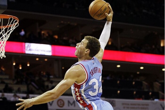 Blake Griffin sobe para enterrar na vitória do Los Angeles Clippers sobre o Charlotte Bobcats na NBA