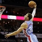 Esportes - Blake Griffin sobe para enterrar na vitória do Los Angeles Clippers sobre o Charlotte Bobcats na NBA - Foto: Chuck Burton/AP