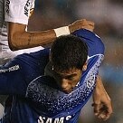 Esportes - Neymar disputa jogada pelo alto na Vila Belmiro, sob chuva forte - Foto: Alex Silva/AE