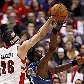 Josh Howard, do Washington Wizards, sofre falta de Hedo Turkoglu, do Toronto Raptors, em jogo da NBA