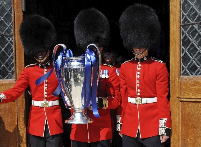 Guardas reais britânicos exibem o troféu de campeão da Liga dos Campeões, cuja final será em Londres