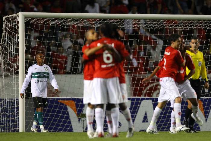 Jogadores do Internacional comemoram gol nos 3 a 1 sobre o Coritiba