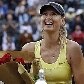 Sharapova sorri após receber flores e troféus pela conquista do Torneio de Roma