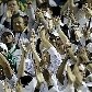 Torcedores do Santos acenam antes do jogo contra o Peñarol, pela final da Copa Libertadores 2011