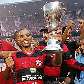 Diego Tardelli e a taça de campeão pelo Fla Diego Tardelli e a taça de campeão pelo Fla