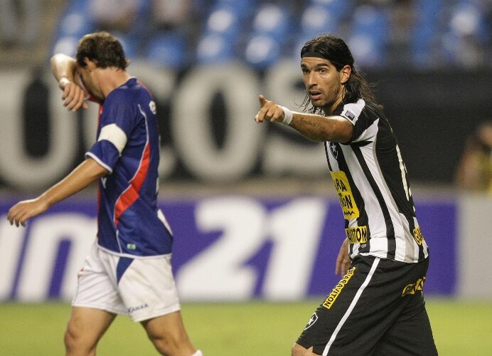 Abreu, do Botafogo, comemora gol sobre o Paraná na vitória por 3 a 0, pela Copa do Brasil