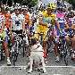 Alberto Contador, líder da Volta da França, com um cão são bernardo, símbolo suíço Alberto Contador, líder da Volta da França, com um cão são bernardo, símbolo suíço