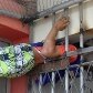 Homem fica entalado em janela ao tentar pegar um botijão de gás em Jaboticabal Homem fica entalado em janela ao tentar pegar um botijão de gás em Jaboticabal