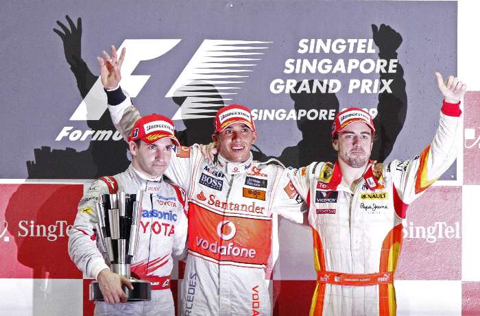 Timo Glock, Lewis Hamilton e Fernando Alonso, o pódio do GP de Cingapura