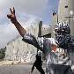 Jovem palestino em frente a controversa barreira israelita durante demostração contra as restrições Jovem palestino em frente a controversa barreira israelita durante demostração contra as restrições