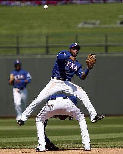 Joaquin Arias se abaixa para o arremesso de Elvis Andrus durante jogo do Rangers e Cubs, pela MLB