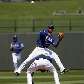 Joaquin Arias se abaixa para o arremesso de Elvis Andrus durante jogo do Rangers e Cubs, pela MLB Joaquin Arias se abaixa para o arremesso de Elvis Andrus durante jogo do Rangers e Cubs, pela MLB