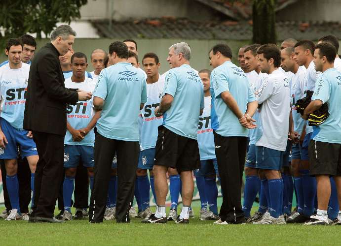 Jogadores do Santos recebem a visita do Padre Marcelo Rossi no CT Rei Pelé