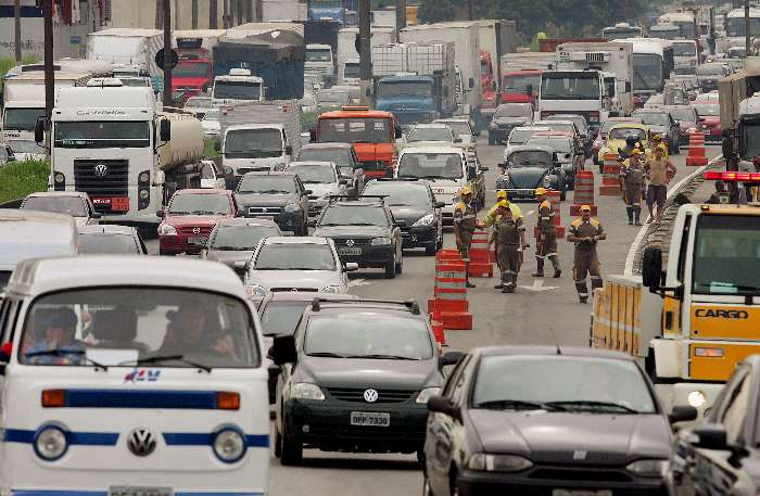 Carreta com carga de açúcar tombou na Marginal do Tietê e deixou trânsito parado por 14 horas