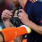Que pancada: De Jong dá um pisão no peito de Xabi Alonso e fica barato, leva apenas o amarelo