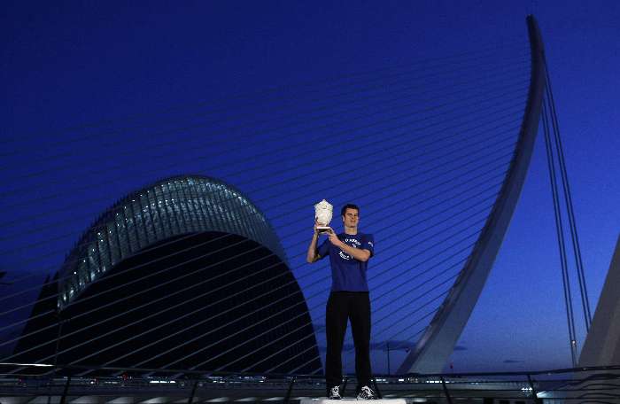 Andy Murray posa com o troféu de campeão do Aberto de Valência, na Espanha