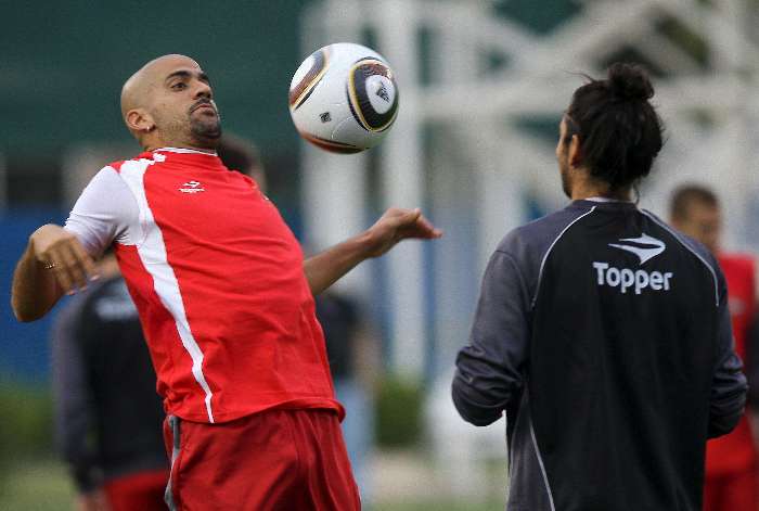 Verón domina a bola em treino do Estudiantes, em Abu Dabi, para o Mundial de Clubes
