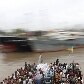 Pessoas voltam às suas casas pelo Rio Yangon, em Mianmar