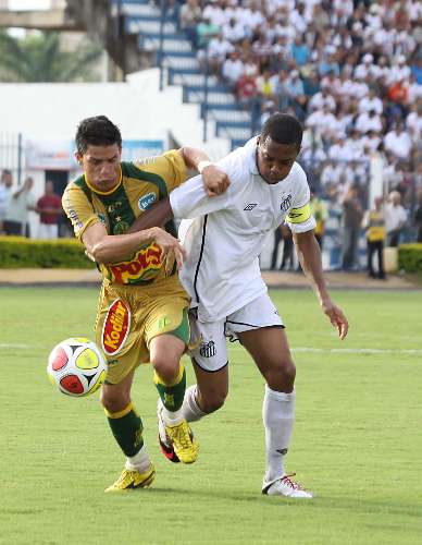 O atacante Robinho, do Santos, tenta manter a posse de bola em disputa com marcador do Mirassol