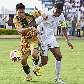 O atacante Robinho, do Santos, tenta manter a posse de bola em disputa com marcador do Mirassol