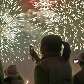 Voluntários da Expo Xangai assistem as explosões dos fogos de artifícios Voluntários da Expo Xangai assistem as explosões dos fogos de artifícios