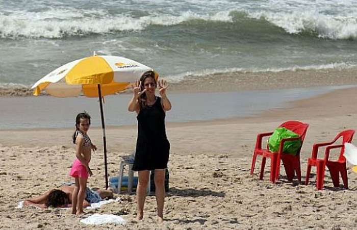A personal trainer Heloíza Inglez na praia do Tombo, litoral sul de São Paulo