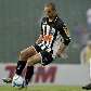 Tardelli protege a jogada de Jonathan durante a vitória do Atlético-MG sobre o Cruzeiro Tardelli protege a jogada de Jonathan durante a vitória do Atlético-MG sobre o Cruzeiro
