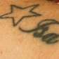 Dona Rosa Oliveira, avó de Isabella, exibe sua tatuagem ao gritar que a neta ainda vive