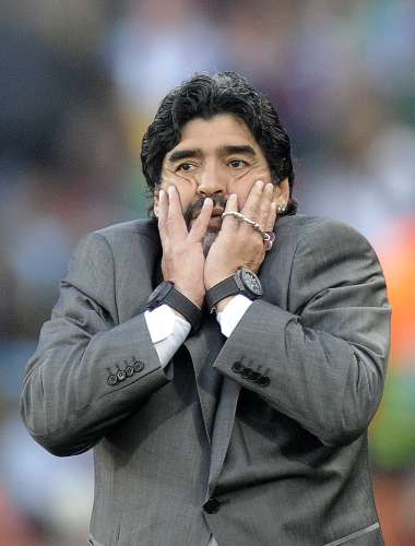 Maradona se contorce após lance em jogo da Argentina contra a Nigéria pela Copa do Mundo 2010